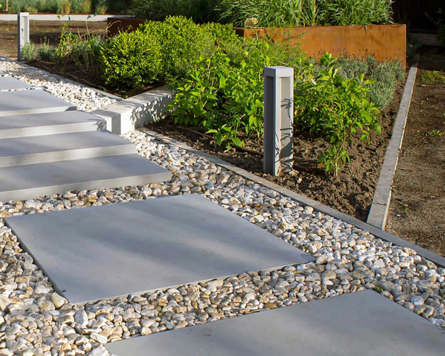 بتن اسپوز در کف حیاط یا باغچه